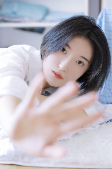 坐男朋友腿中间滑进去了